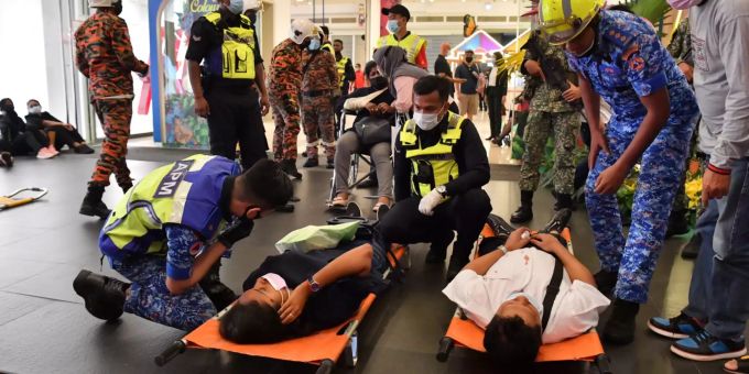 Polizei und Rettungskräfte helfen verletzten Fahrgästen, nachdem zwei Light Rail Transit (LRT)-Züge in der Nähe der Station Kampung Baru zusammengestossen sind. Foto: Hazim Mohammad/BERNAMA Zusammenstoss von zwei Stadtbahnen in Kuala Lumpur