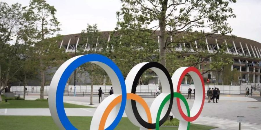 Die Olympischen Ringe stehen vor dem Olympiastadion in Tokio. Foto: Adam Davy/PA Wire/dpa