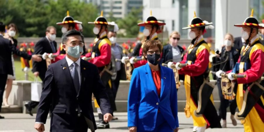 Kramp-Karrenbauer mit ihrem Kollegen Suh in Seoul