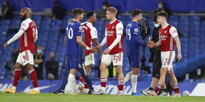 Die Spieler von Chelsea und Arsenal klatschen sich nach dem Match ab. Britain Soccer Premier League