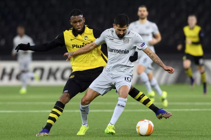 YBs Jordan Sibatcheu (l.) im Duell mit Kerem Demirbay von Bayer 04 Leverkusen. YB
