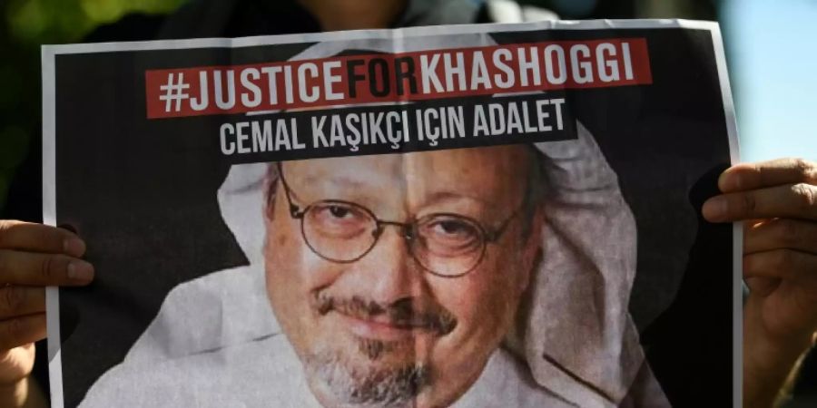 Plakat mit Bild des ermordteten Journalisten Jamal Khashoggi