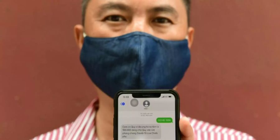 Der Beamte Nguyen Tuan Anh zeigt seine Spendenüberweisung
