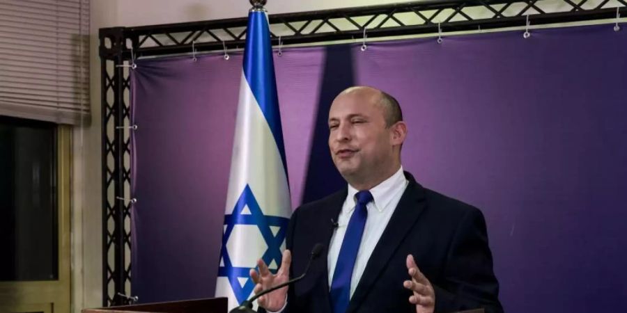 Naftali Bennett, Vorsitzender der ultrarechten Jamina-Partei und designierter Ministerpräsident von Israel, gibt eine Erklärung in der Knesset, dem israelischen Parlament, ab. Foto: Menahem Kahana/Pool AFP/AP/dpa