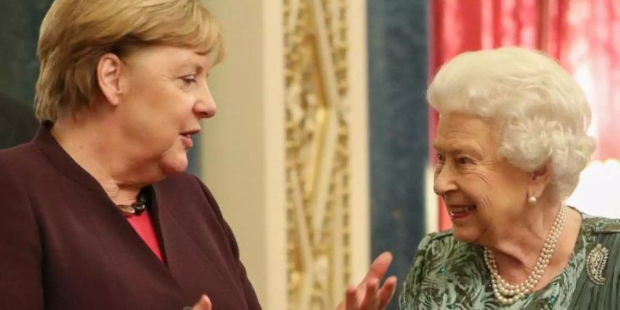 Bundeskanzlerin Angela Merkel (l.) und Elizabeth II. während eines Empfangs im Buckingham Palace Anfang Dezember 2019. Foto: Yui Mok/PA Wire/dpa