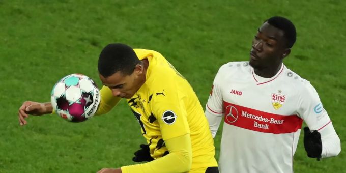 Silas Katompa Mvumpa (rechts) im Einsatz gegen Manuel Akanji. Silas Mvumpa VfB Stuttgart