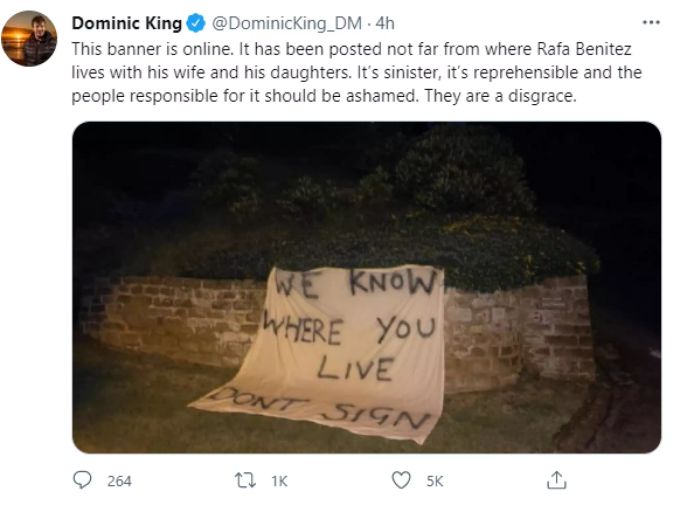 Ein Banner in drohendem Ton in der Nachbarschaft von Rafa Benitez. Benitez