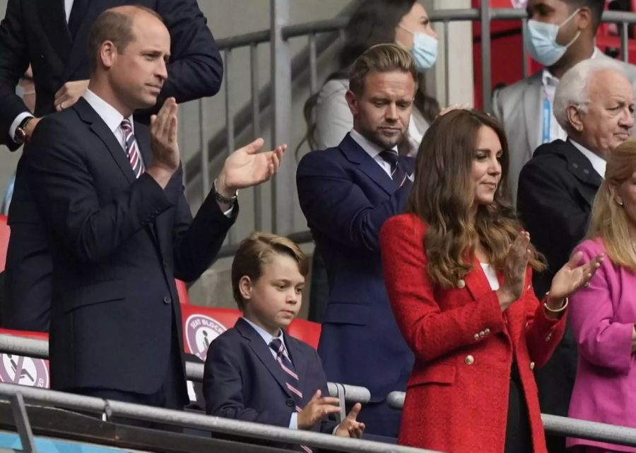 Prinz William, sein Sohn Prinz George und seine Ehefrau Herzogin Kate freuen sich über den englischen Sieg gegen Deutschland an der Euro 2020.