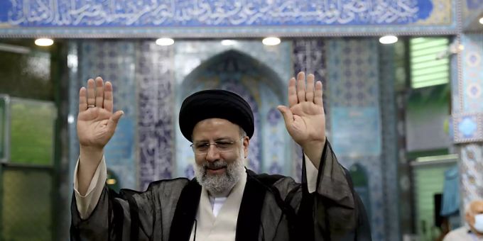 Ebrahim Raeissi am Freitag nach der Stimmabgabe in einem Wahllokal in Teheran. Foto: Ebrahim Noroozi/AP/dpa Ebrahim Raeissi am Freitag nach der Stimmabgabe in einem Wahllokal in Teheran. Foto: Ebrahim Noroozi/AP/dpa