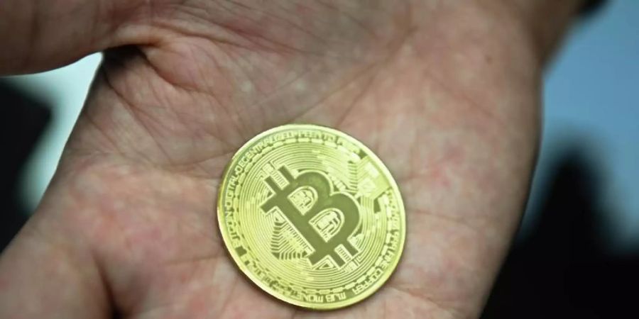 Münze mit Bitcoin-Logo: Der Kurs der Kryptowährung hat erneut nachgegeben. Foto: Nicolas Armer/dpa