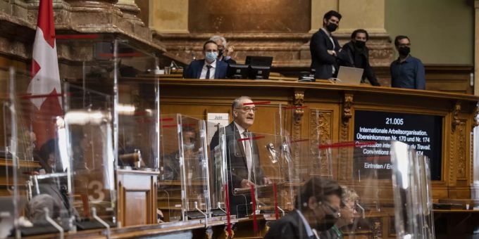 Bundesratspräsident Guy Parmelin, Mitte, spricht zur Grossen Kammer an der Sommersession der Eidgenössischen Räte, am Dienstag, 1. Juni 2021 im Nationalrat in Bern. CORONAVIRUS, CORONA-VIRUS, COVID-19,