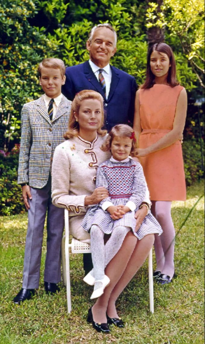 Fürst Rainier und Grace Kelly mit ihren drei Kindern. grace kelly