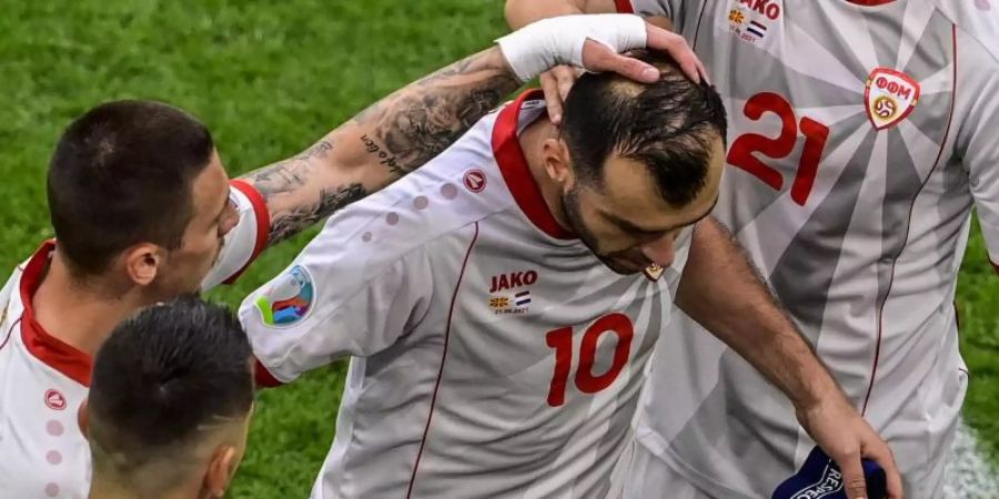 Goran Pandev (M) reagiert bei seiner Auswechslung emotional. Nach 122 Spielen beendet der Stürmer seine Nationalmannschaftskarriere. Foto: Olaf Kraak/EPA Pool/AP/dpa