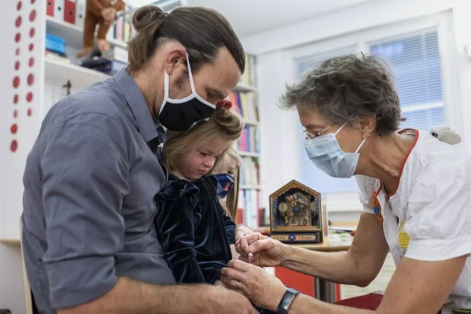 Ein Mädchen wird gegen die Grippe geimpft. Kinder und Jugendliche ab 12 Jahren können sich in der Schweiz gegen das Coronavirus impfen lassen. Kinder Impfung Coronavirus