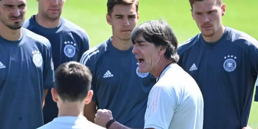 Bundestrainer Joachim Löw (2.v.r.) machte das DFB-Team heiss auf das zweite EM-Spiel. Foto: Federico Gambarini/dpa