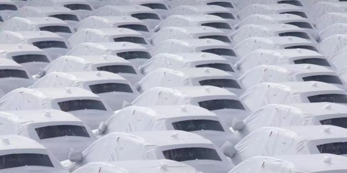 Fahrzeuge des Volkswagen Konzerns stehen im Hafen von Emden zur Verschiffung bereit. volkswagen
