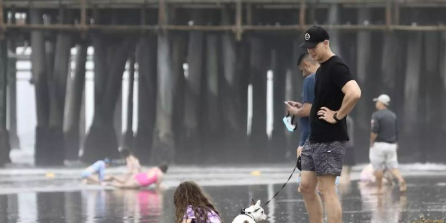 Menschen kühlen sich am Santa Monica Beach (Kalifornien) ab. Der Westen der USA brütet unter einer anhaltenden Hitzewelle. Foto: -/Xinhua/dpa