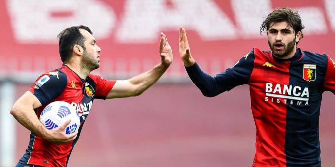 Manolo Portanova vom CFC Genua (rechts) wurde wegen Verdacht auf Vergewaltigung verhaftet. CFC Genua