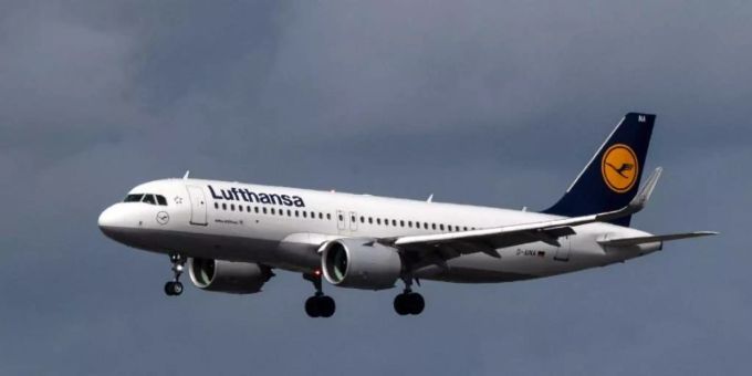 Airbus A320neo der Lufthansa. Foto: Boris Roessler/dpa lufthansa cityline airbus a320 neo
