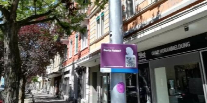 Bertastrasse: Eine neue Tafel informiert an der Bertastrasse über Berta Rahm, ein Schild mit QR-Code und Link verweist auf die dazugehörige Webseite. Bertastrasse