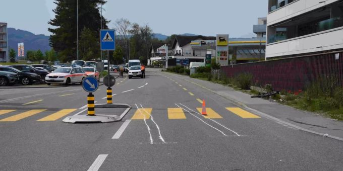 Ein Velofahrer verletzte sich nach Kollision mit Auto.