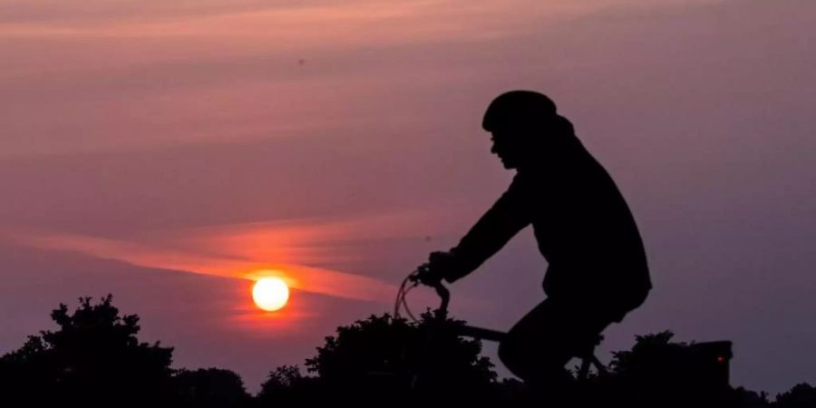 Sonnenaufgang in Bremen. Foto: Sina Schuldt/dpa