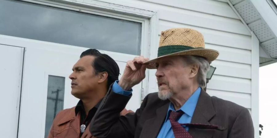 Alton Kelly (Adam Beach, l) und Percy Schmeiser (Christopher Walken) in einer Szene des Films "Percy". Foto: PVM Productions/Mongrel Media/MFA/dpa