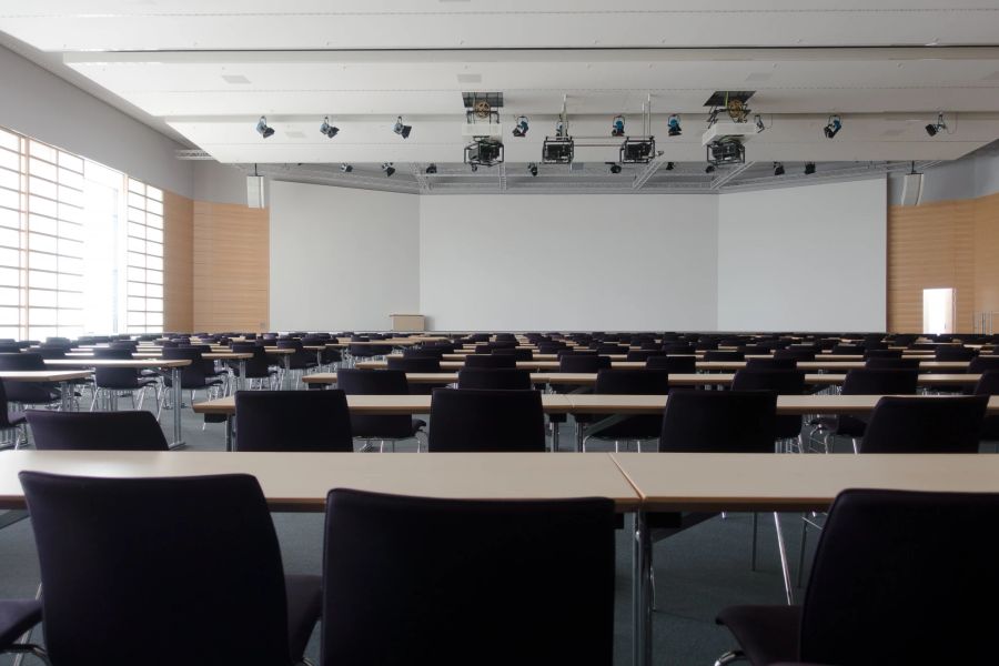 Auch während der 16-Jährige in der Schule war, soll es zu Geschlechtsverkehr zwischen ihnen gekommen sein.  (Symbolbild)