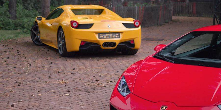 zwei ferraris auf einem parkplatz