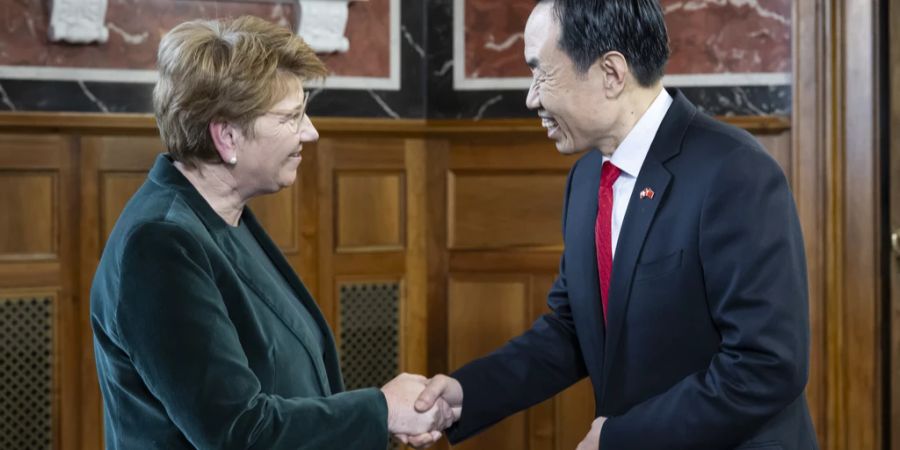 Bundespräsidentin Viola Amherd, links, begrüsst den Chinesischen Botschafter Wang Shihting, rechts, während des traditionellen Neujahrsempfangs am 10. Januar 2024 im Bundeshaus in Bern.