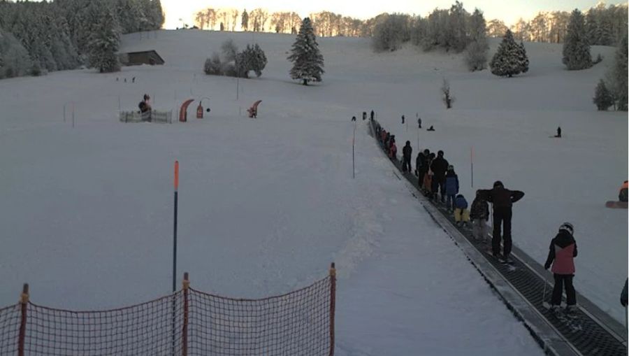 Im Skigebiet Atzmännig SG ist der Kinderteppich mehr als gut besetzt.