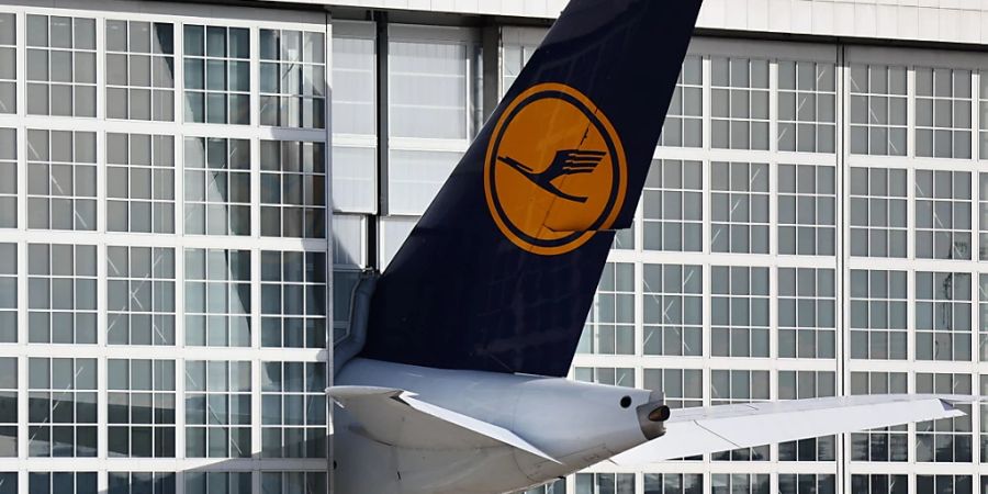 Passagiere der Lufthansa müssen am Dienstag improvisieren. Ein weiterer Warnstreik bei dem Unternehmen führt seit Montagabend zu zahlreichen Flugstreichungen. (Archivbild)