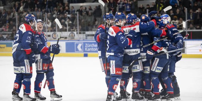 Die Zürcher jubeln nach ihrem Sieg im Eishockeyspiel der National League zwischen den ZSC Lions und den SCL Tigers am Montag, 4. März 2024, in der Swiss Life Arena in Zürich. ZSC Lions