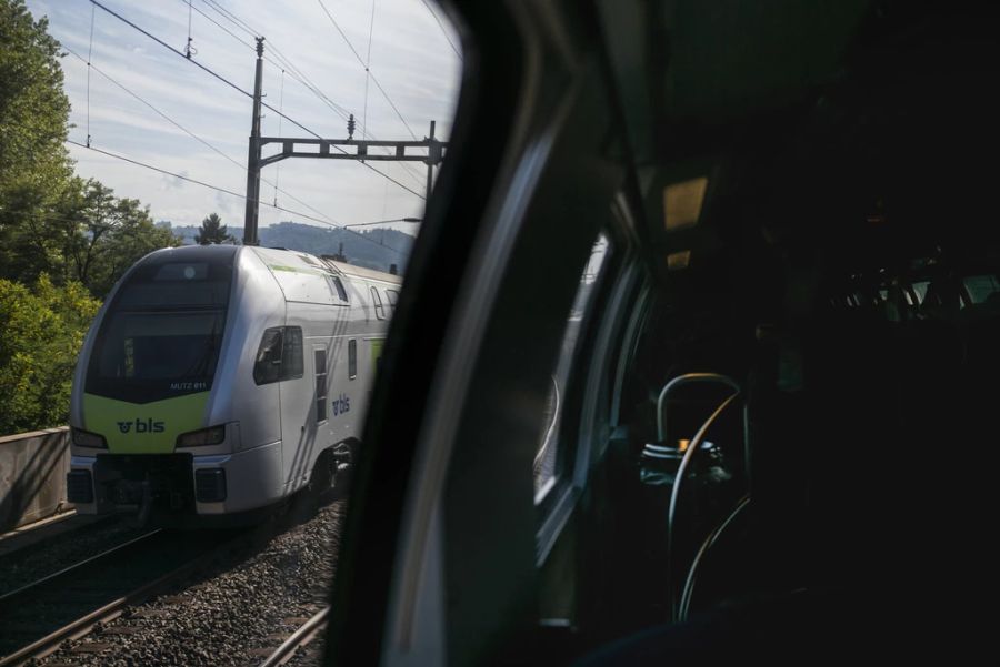 Als der Kontrolleur kommt, macht er sich deshalb keine Sorgen – doch zu seinem Erstaunen verhängt dieser ihm eine Busse. (Symbolbild)