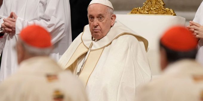 Papst Franziskus hatte kurz vor Weihnachten überraschend erlaubt, dass katholische Priester im Grundsatz «Paaren in irregulären Situationen und gleichgeschlechtlichen Paaren» ihren Segen geben dürfen - allerdings nur unter strikten Bedingungen. Papst Franziskus hatte kurz vor Weihnachten überraschend erlaubt, dass katholische Priester im Grundsatz «Paaren in irregulären Situationen und gleichgeschlechtlichen Paaren» ihren Segen geben dürfen - allerdings nur unter strikten Bedingungen.