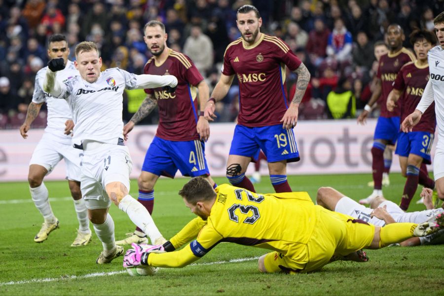 Servette-Keeper Jeremy Frick ist zur Stelle.