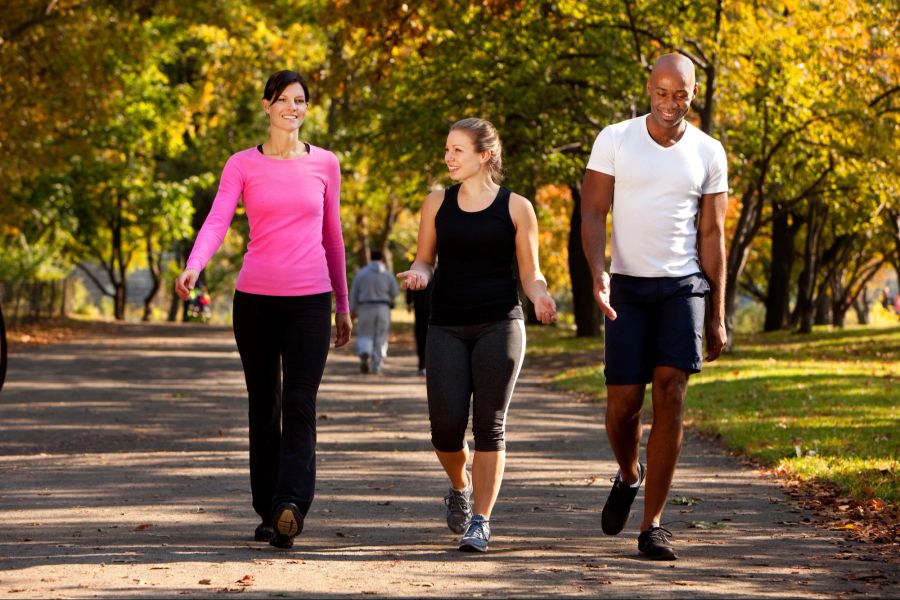 Sportliche Menschen im Freien