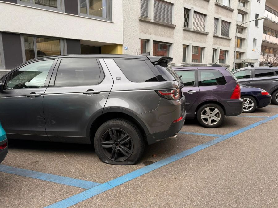 Bei 20 SUVs wurde im Zürcher Quartier Hottingen die Luft aus den Reifen gelassen.