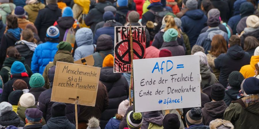 Zahlreiche Menschen demonstrieren auf dem Römerberg in Frankfurt gegen die AfD und gegen Rechtsextremismus.