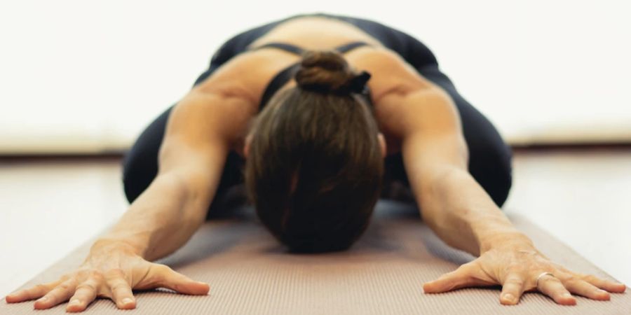 Frau Boden Yoga Hände