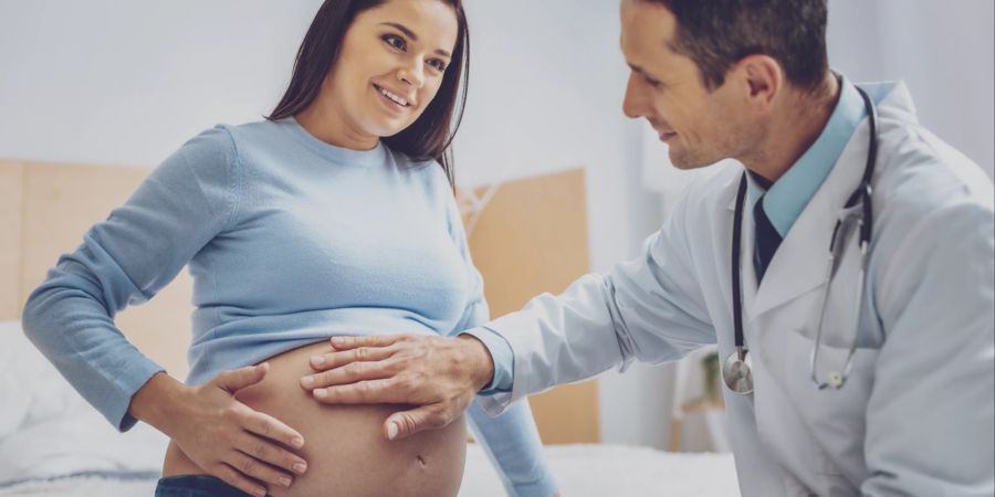 Schwangere bei ärztlicher Untersuchung