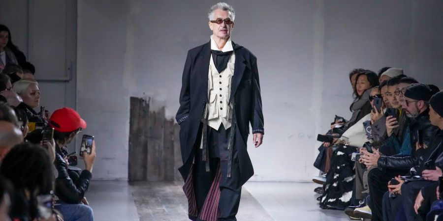 Lässige Eleganz: Wim Wenders auf dem Catwalk.