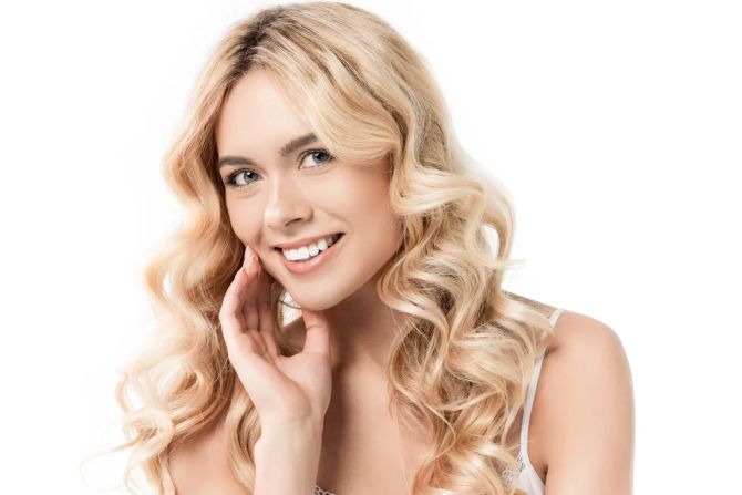 Frau mit blonden, welligen Haaren