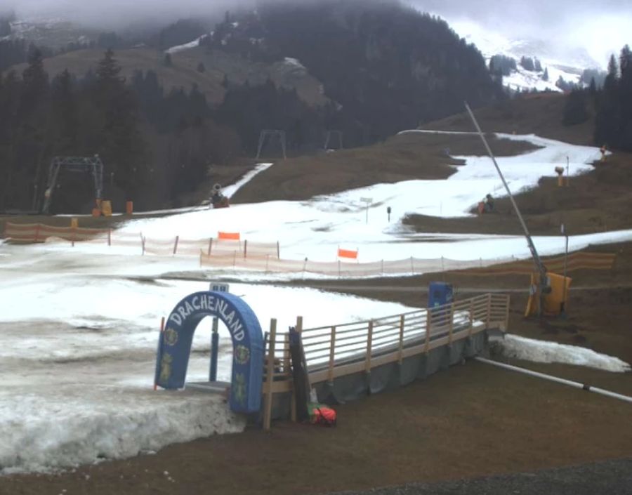 Im Freiburger Skigebiet Schwarzsee wird der Skibetrieb mit Ach und Krach und einem weissen Schneestreifen aufrechterhalten.