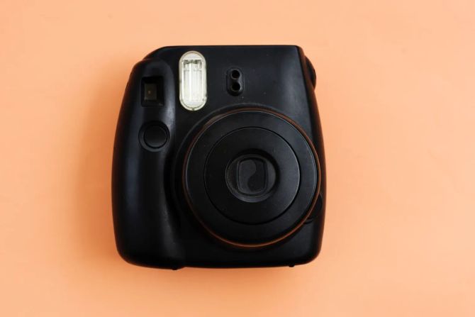 polaroid, sofortbildkamera, brauner hintergrund
