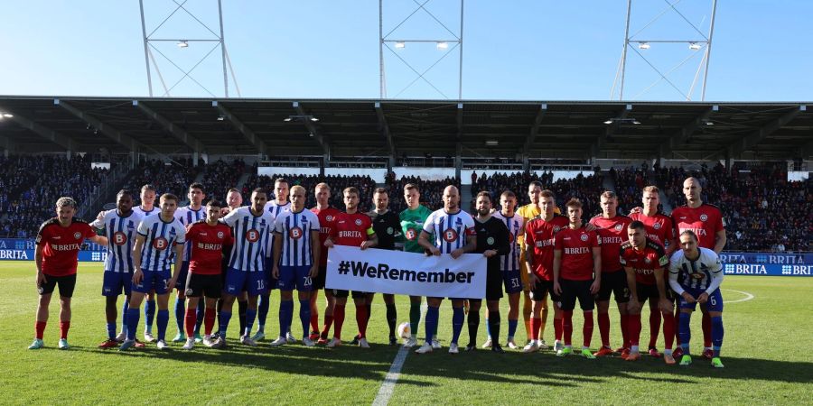 Die Teams von Hertha BSC und SV Wehen Wiesbaden gedenken gemeinsam an die Opfer des Nationalsozialismus.