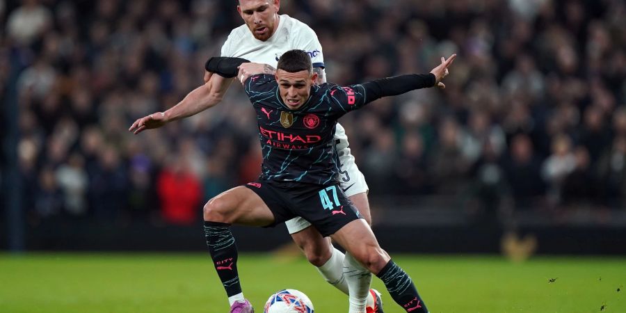 City-Profi Phil Foden (vorne) im Zweikampf mit Tottenhams Pierre-Emile Hojbjerg.