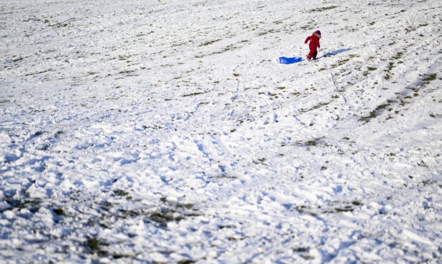 Das Wetter macht was es will: Zum Schlittenfahren muss man sich im Flachland an den meisten Orten aber noch bis am Sonntagabend gedulden. (Archivbild)