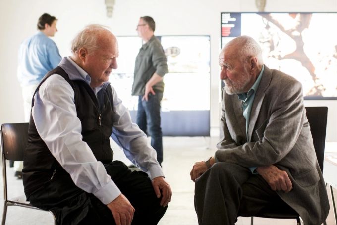 Journalist Arnold Hottinger (links) spricht mit Ernst Scheidegger im Landesmuseum in Zürich, 2013. (Archivbild) fotograf ernst scheidegger