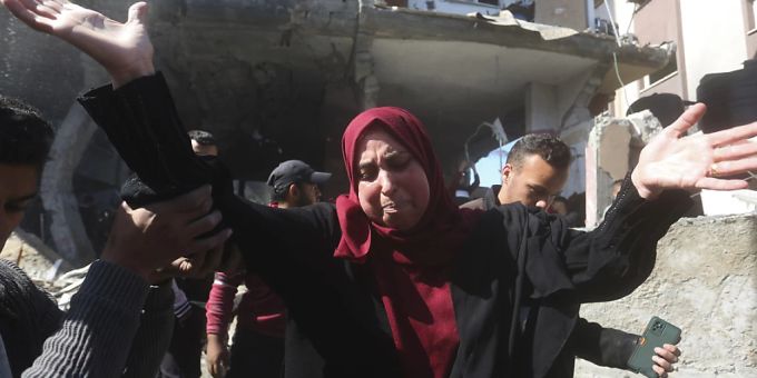 Eine palästinensische Frau reagiert nach einem israelischen Angriff auf das Haus einer Familie. Foto: Hatem Ali/AP/dpa gaza